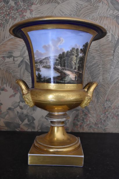 PARIS

Paire de vases en porcelaine de forme...