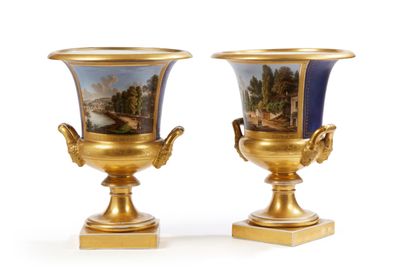 PARIS

Paire de vases en porcelaine de forme...