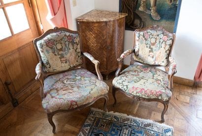Réunion de deux fauteuils en bois naturel...