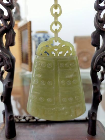 Chine, XXe siècle

Cloche et vase en jade,...