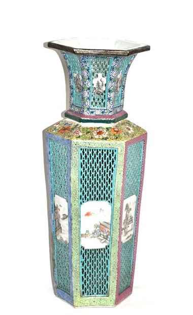 Chine, XIXe siècle

Vase octogonale à col...