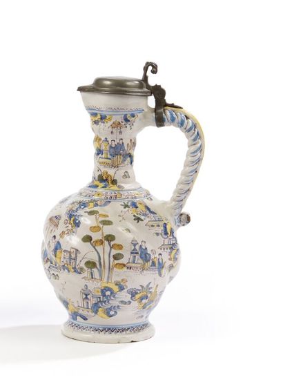 DELFT

Aiguière torsadée en faïence munie...