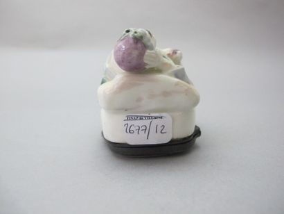 MENNECY

Boîte en porcelaine en forme de...