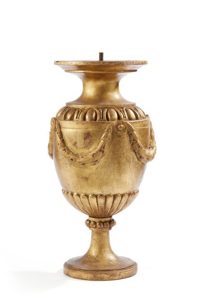 Élément en bois sculpté et doré à décor de...