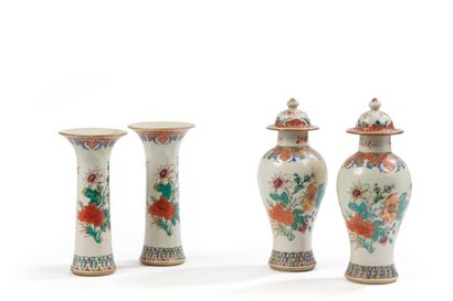 Chine, XIXe siècle

Garniture en porcelaine...