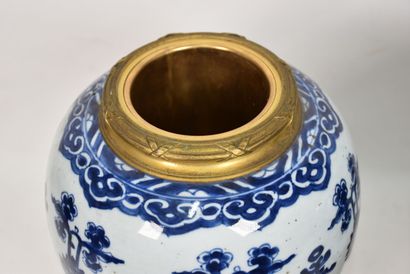 Chine, XIXe siècle

Paire de vases en porcelaine...
