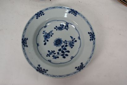 Chine, XVIIIe siècle

Vingt-six assiettes...