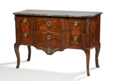Commode à léger ressaut en bois de placage...