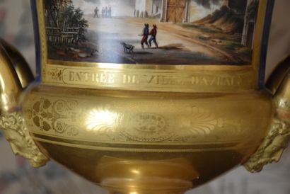 PARIS

Paire de vases en porcelaine de forme...