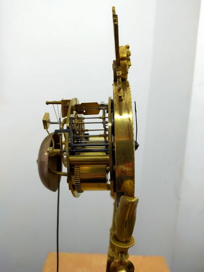 Pendule lyre en bronze ciselé et doré à décor...