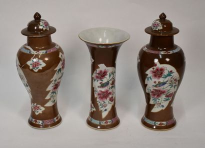 Chine, XVIIIe siècle

Deux vases couverts...