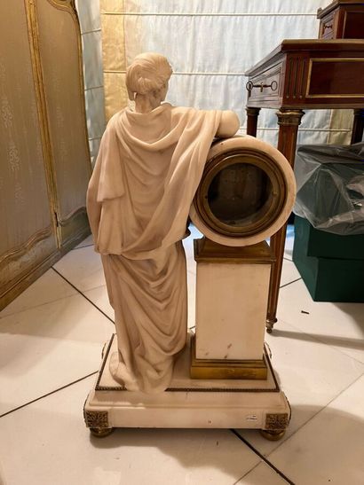 Importante pendule borne en albâtre et bronze...