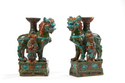 CHINE, époque Ming (1368 - 1644)

Deux groupes...