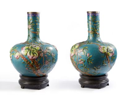 Chine, XXe siècle

Importante paire de vases...