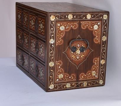Cabinet de voyage en palissandre à décor...