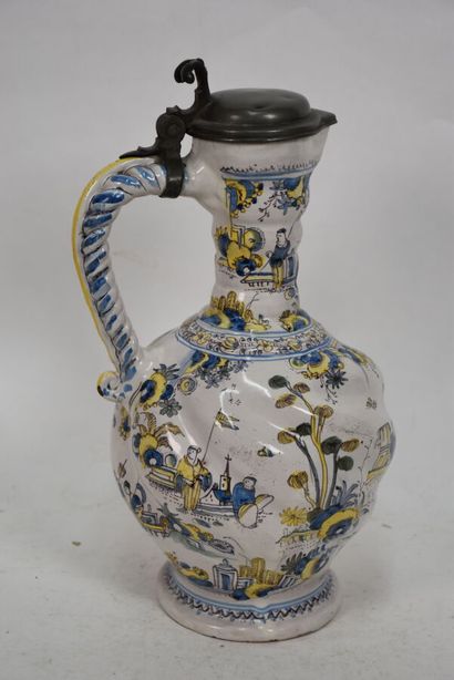 DELFT

Aiguière torsadée en faïence munie...