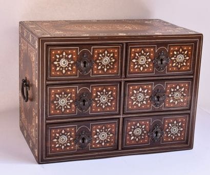 Cabinet de voyage en palissandre à décor...