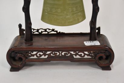 Chine, XXe siècle

Cloche et vase en jade,...