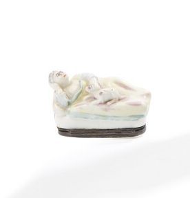 MENNECY

Boîte en porcelaine en forme de...