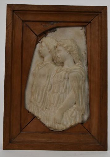 Bas relief en marbre dans le goût de l'Antique...
