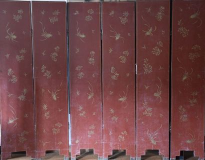 CHINE

Grand paravent à six feuilles laquées...