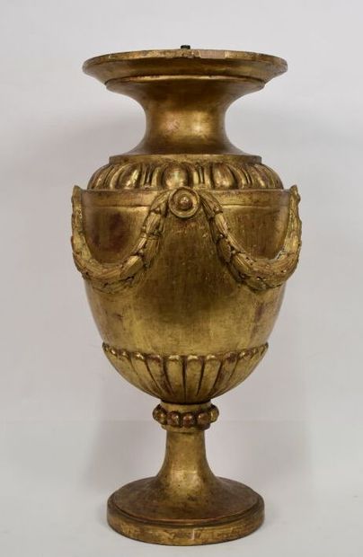 Élément en bois sculpté et doré à décor de...