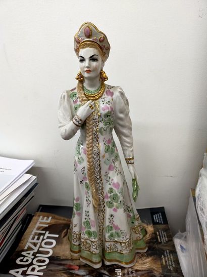 Russie

Figurine en porcelaine polychrome...
