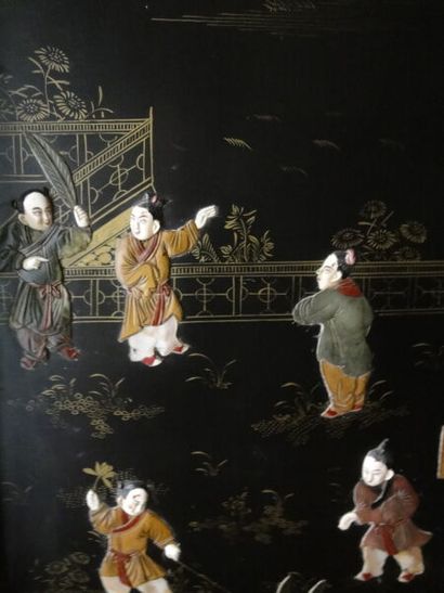 CHINE

Grand paravent à six feuilles laquées...