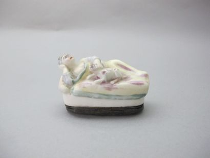 MENNECY

Boîte en porcelaine en forme de...