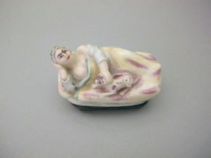 MENNECY

Boîte en porcelaine en forme de...