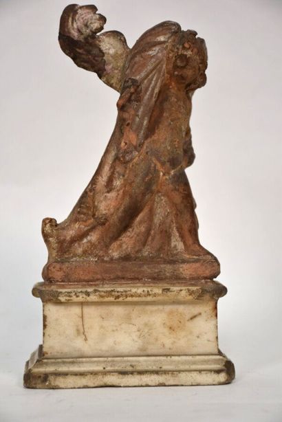 Statuette représentant le dieu Eros. Argile....