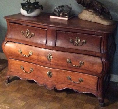 Commode tombeau en noyer mouluré et sculpté,...