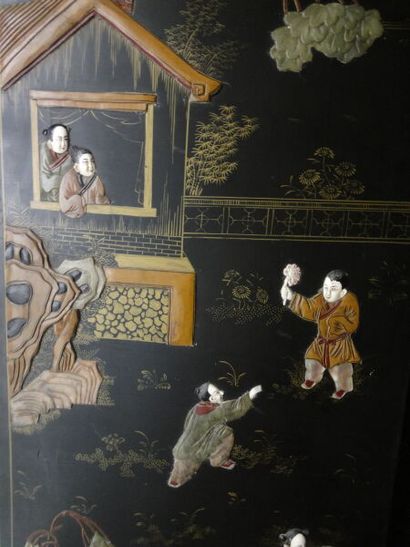 CHINE

Grand paravent à six feuilles laquées...
