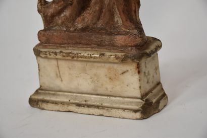 Statuette représentant le dieu Eros. Argile....