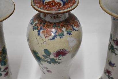 Chine, XIXe siècle

Garniture en porcelaine...