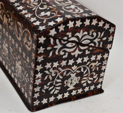 Coffret rectangulaire à couvercle bombé en...
