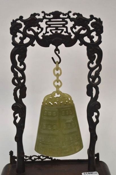 Chine, XXe siècle

Cloche et vase en jade,...