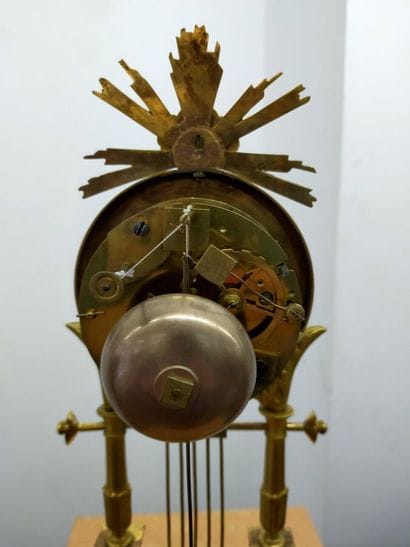 Pendule lyre en bronze ciselé et doré à décor...
