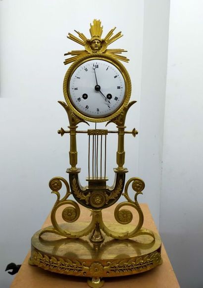 Pendule lyre en bronze ciselé et doré à décor...