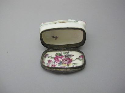 MENNECY

Boîte en porcelaine en forme de...