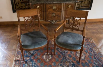 Paire de fauteuils en acajou et placage d'acajou,...