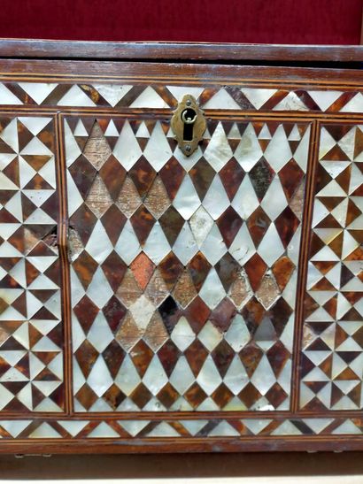 Cabinet à décor marqueté, Empire ottoman,...