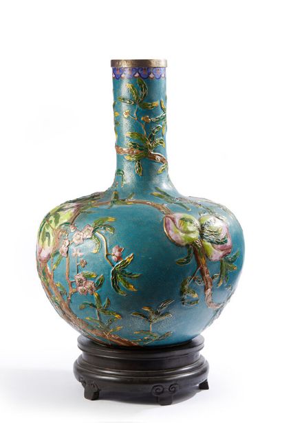 Chine, XXe siècle

Importante paire de vases...