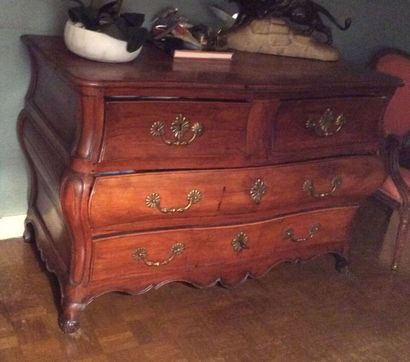 Commode tombeau en noyer mouluré et sculpté,...