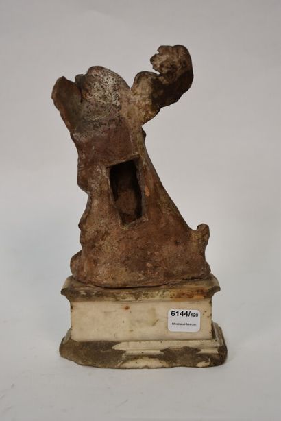 Statuette représentant le dieu Eros. Argile....