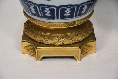Chine, XIXe siècle

Paire de vases en porcelaine...