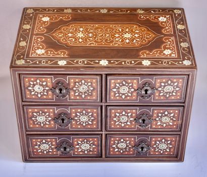 Cabinet de voyage en palissandre à décor...