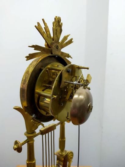 Pendule lyre en bronze ciselé et doré à décor...