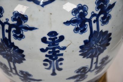 Chine, XIXe siècle

Paire de vases en porcelaine...