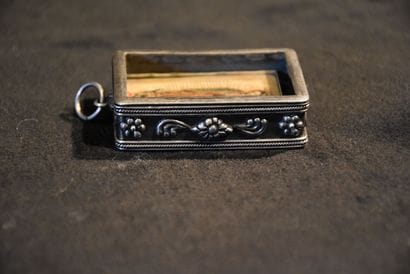Médaillon reliquaire en argent contenant...